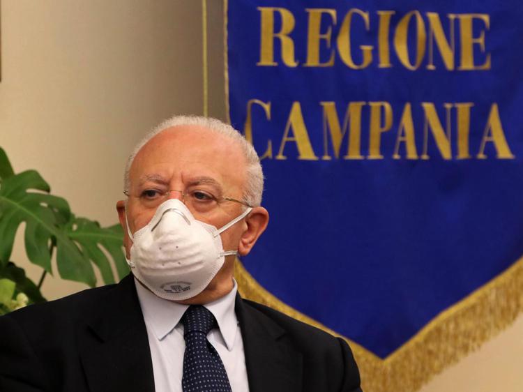 Covid Campania, De Luca: "Obbligo mascherine all'aperto rimane"