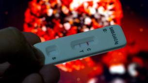 Covid, caso di doppio contagio: Omicron dopo 20 giorni Delta