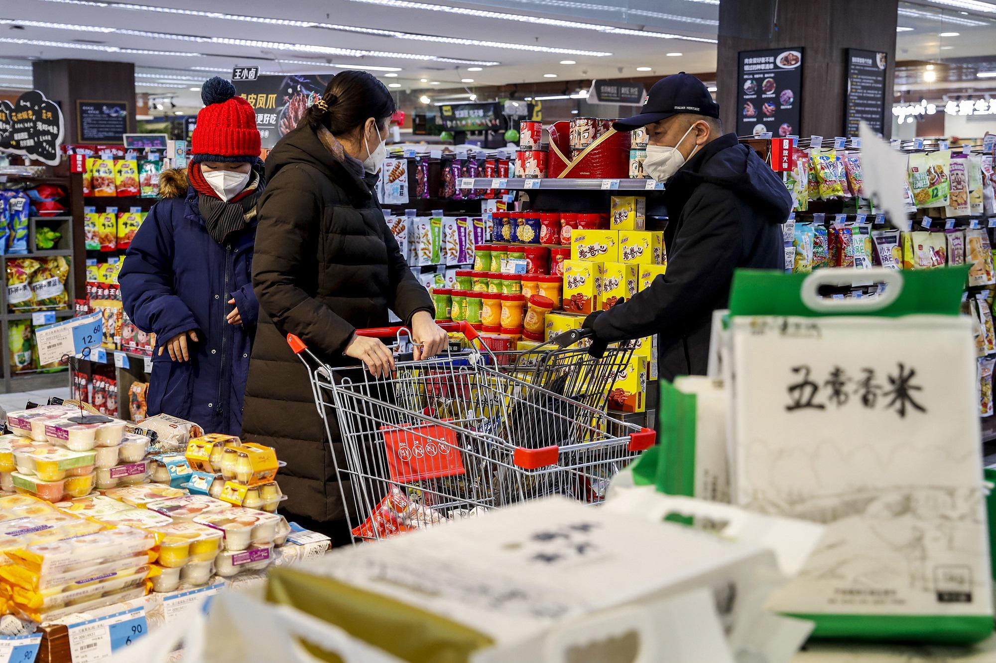 Covid Cina, niente più test negativo per ufficio e supermercati