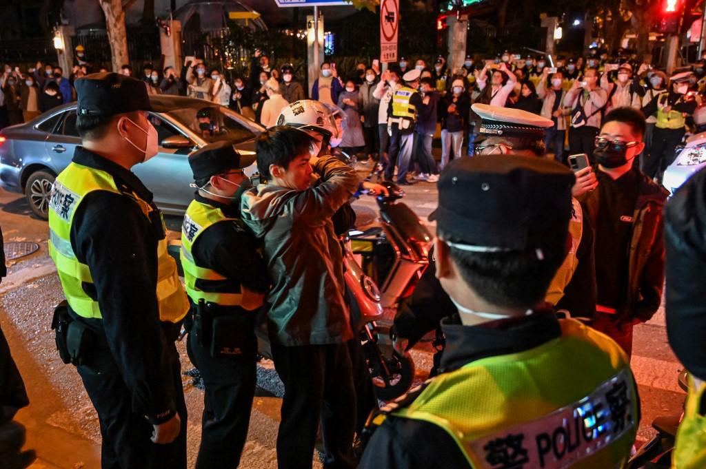 Covid Cina oggi, polizia usa dati cellulari per rintracciare manifestanti