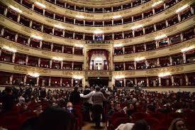Covid, contagi alla Scala: sui social è polemica e scatta l'hashtag #ScalaInfetta