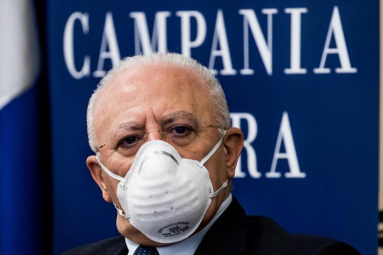 Covid, De Luca: "Sono per raddoppiare prezzo tamponi"