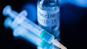 Covid, 'duello' no vax - pro vax: su Twitter spopola hashtag #vienegiututto