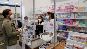 Covid, è caccia all'ibuprofene: "Carenza in tante farmacie"