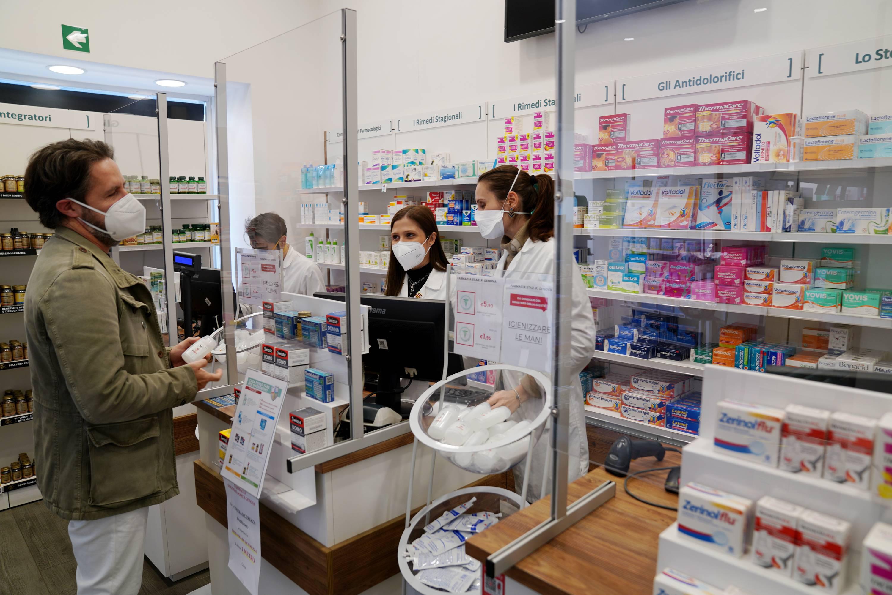 Covid, è caccia all'ibuprofene: "Carenza in tante farmacie"