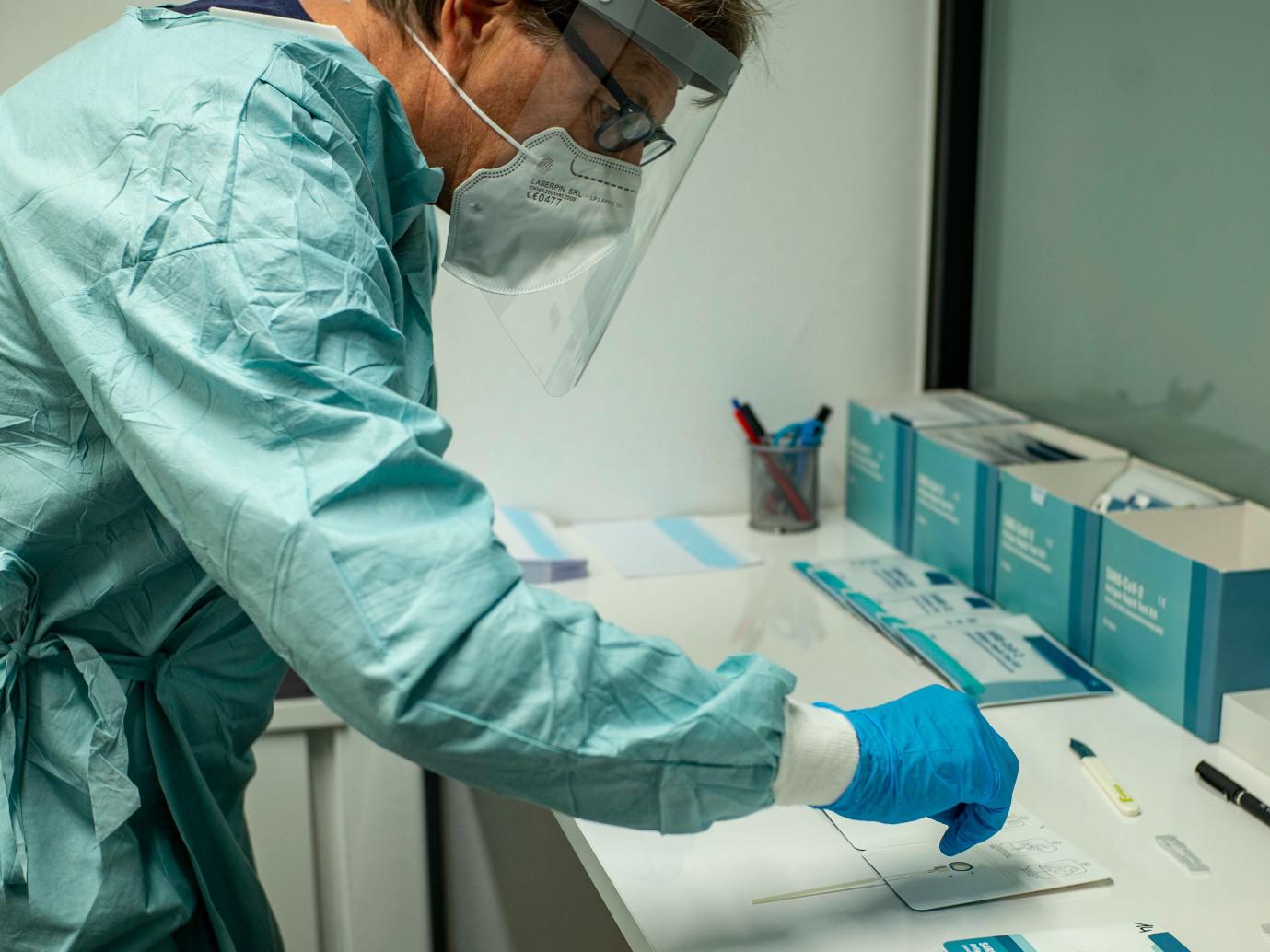 Covid, è corsa al tampone: i rischi, cosa sta succedendo
