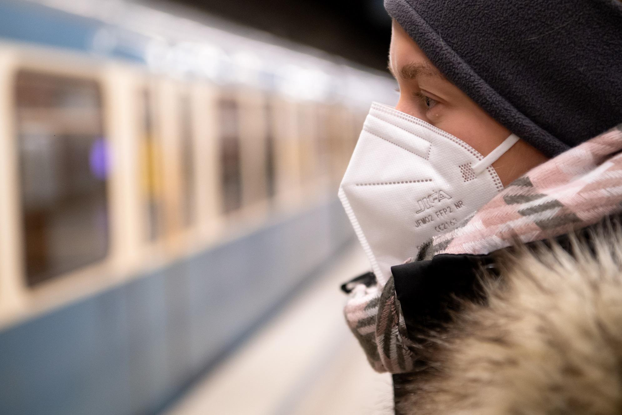 Covid e mascherine, Galli: "Non è finita, Ffp2 strumento per stare alla larga da virus"