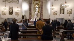 Covid e strette di mani in chiesa, cosa pensano gli esperti