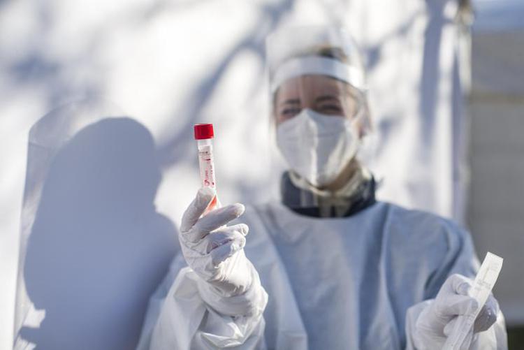 Covid, Ecdc: "Circolerà con influenza e virus sinciziale"