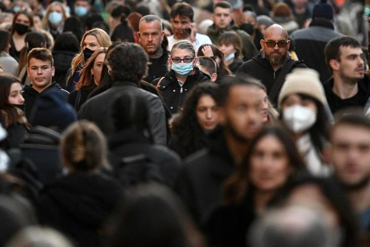 Covid, Ecdc torna a raccomandare le mascherine nei luoghi affollati