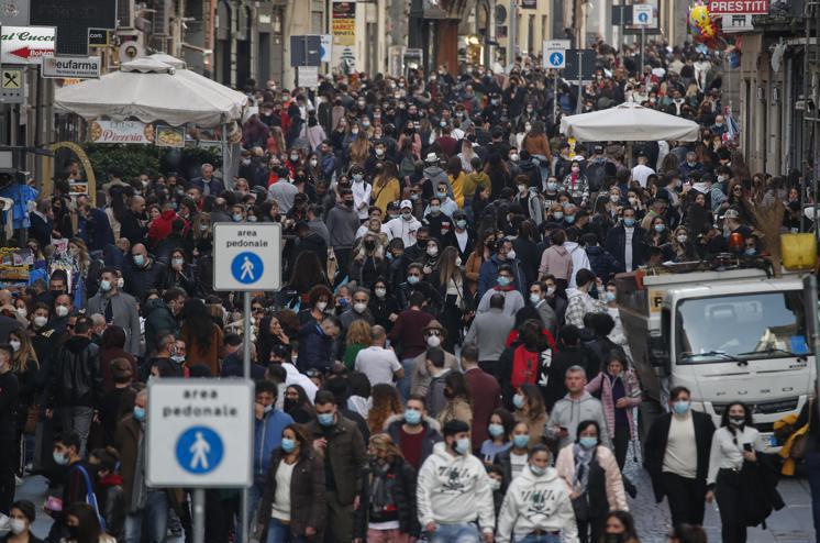 Covid, Ema: "Ci dovremo rivaccinare ogni anno come per influenza"