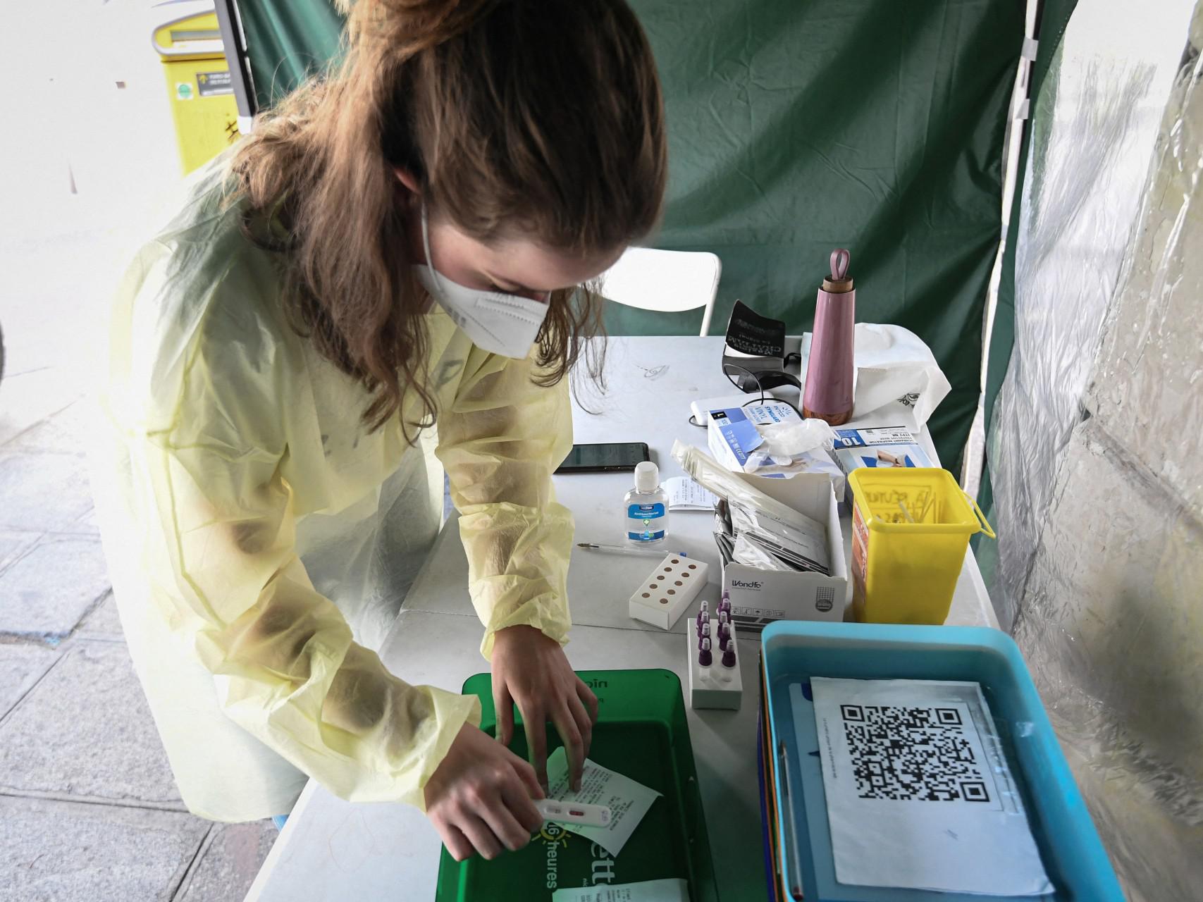 Covid, Ema: "Nuova ondata, Omicron 4-5 dominanti entro fine mese"