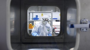 Covid, Fbi conferma: "Virus sfuggito da laboratorio di Wuhan"