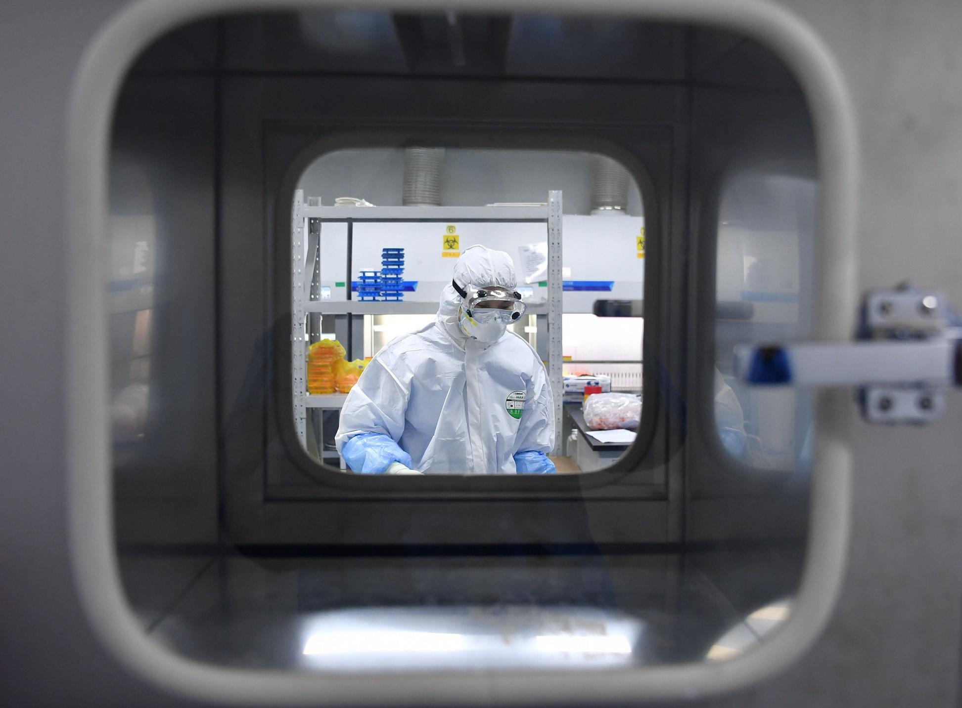 Covid, Fbi conferma: "Virus sfuggito da laboratorio di Wuhan"
