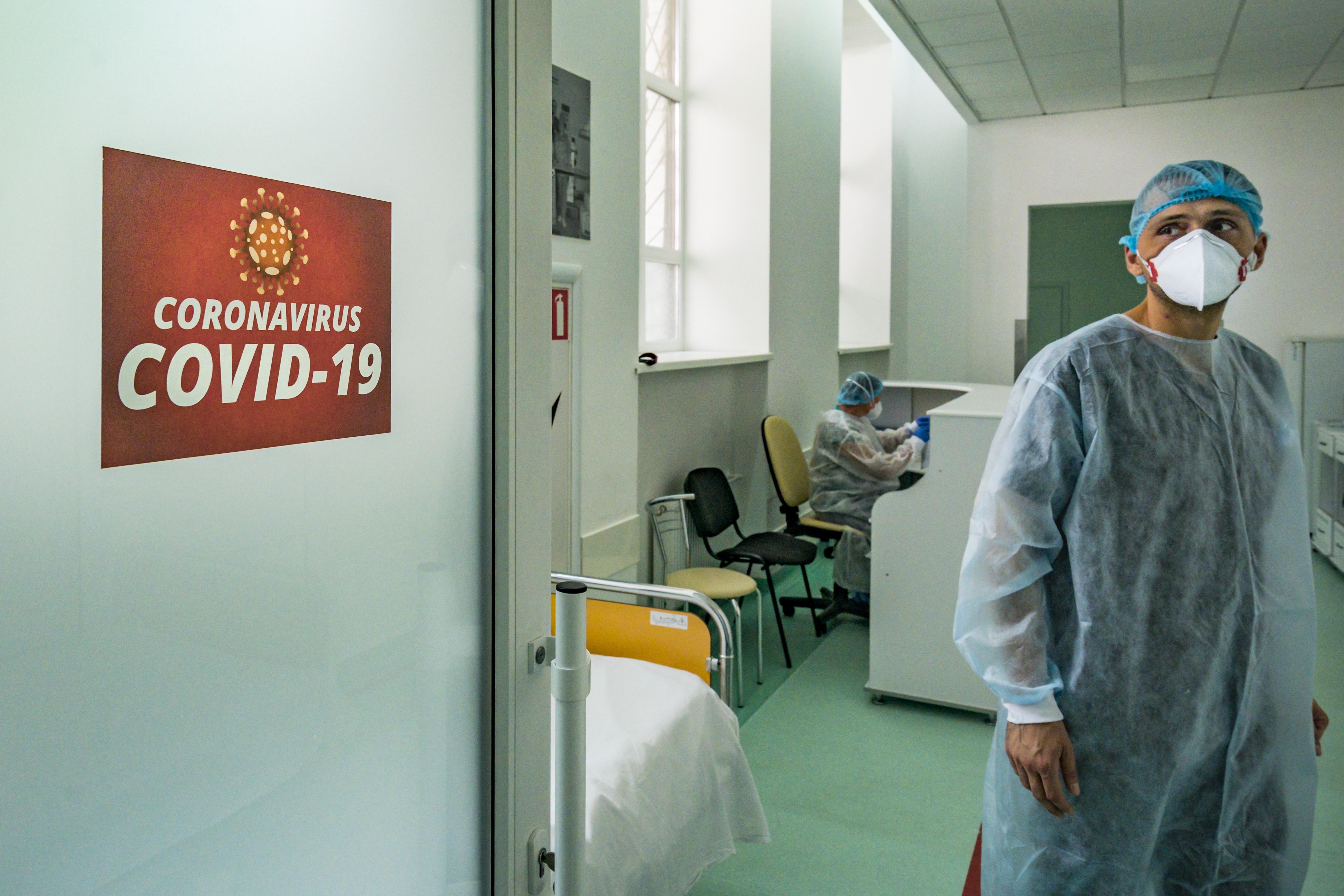 Covid, Fiaso: "Epidemia persistente ma con forme meno gravi"