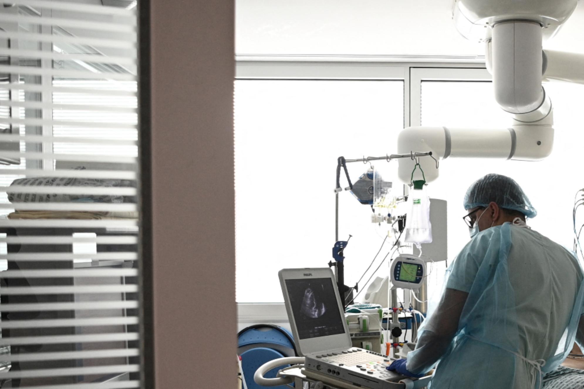 Covid Francia, nuovo record di ricoveri in terapia intensiva