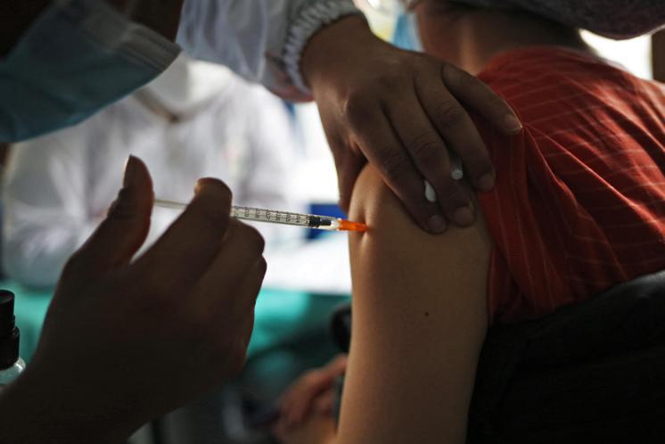 Covid, Gasparri: "Situazione diversa grazie a vaccini, no vax meditino"