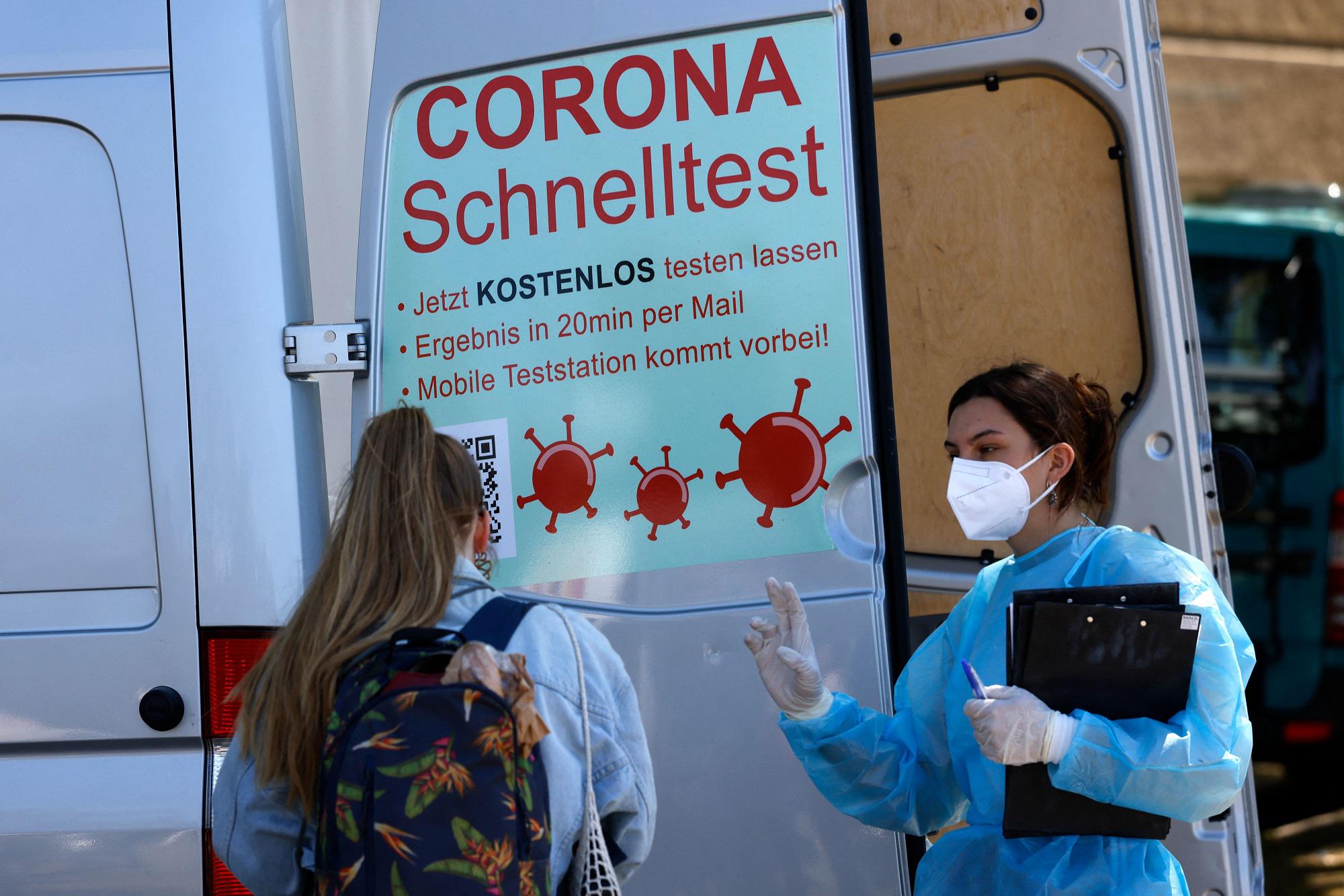 Covid Germania, oltre 11mila nuovi casi: scende l'incidenza settimanale
