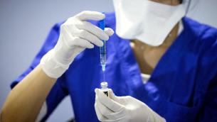 Covid, Gimbe: "Giù numero nuovi vaccinati e terze dosi a rilento"