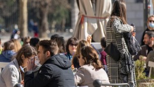 Covid, giù tutti i dati: -38% contagi e -25,7% morti in 7 giorni