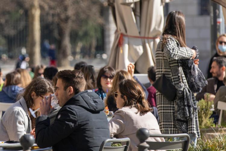 Covid, giù tutti i dati: -38% contagi e -25,7% morti in 7 giorni