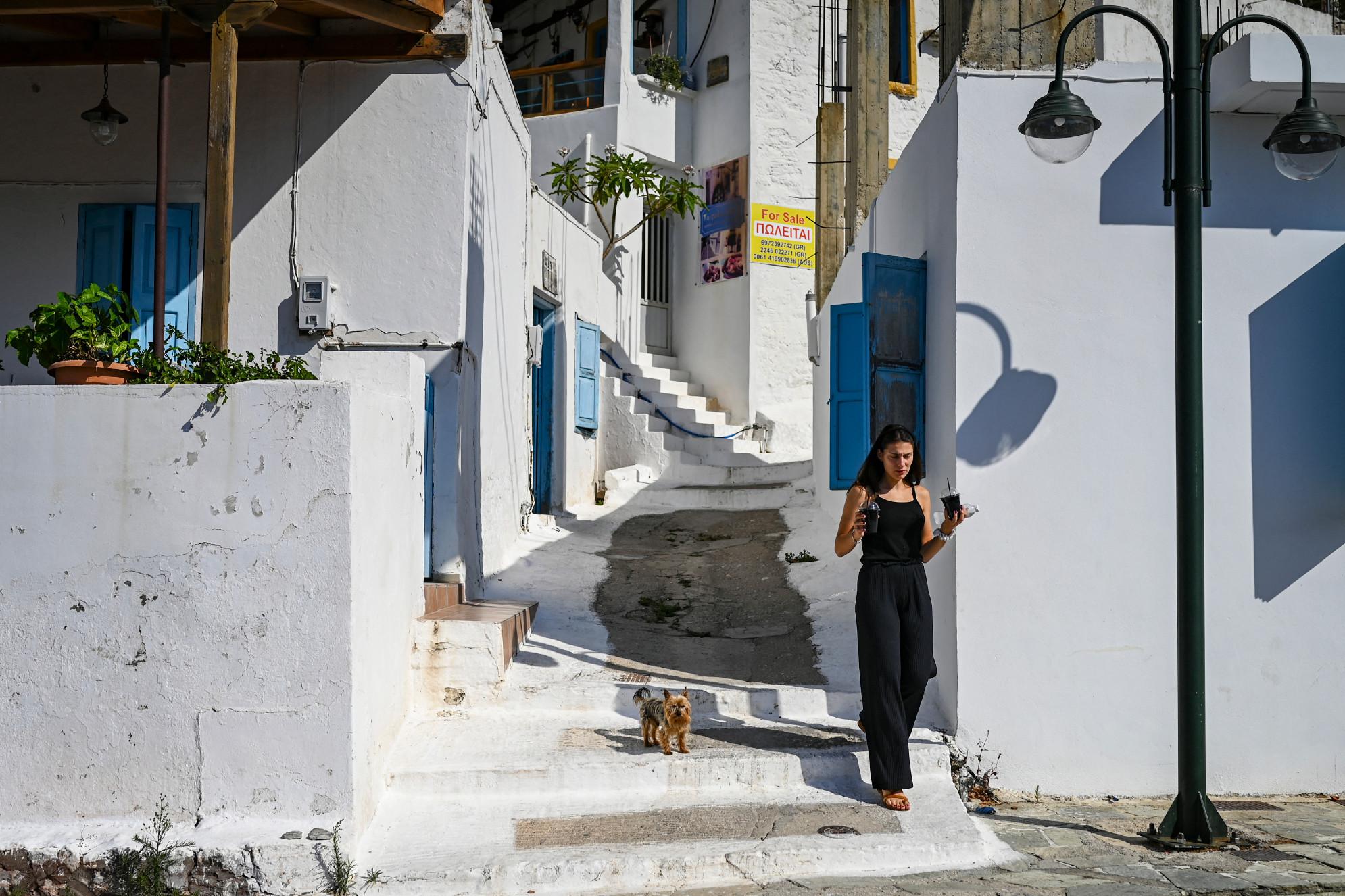 Covid Grecia oggi, 150 euro ai giovani che si vaccinano