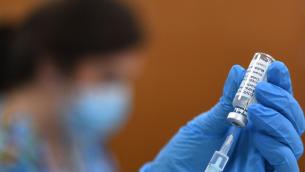 Covid, Guardian: Gb vuole far scorta di 210 milioni di vaccini