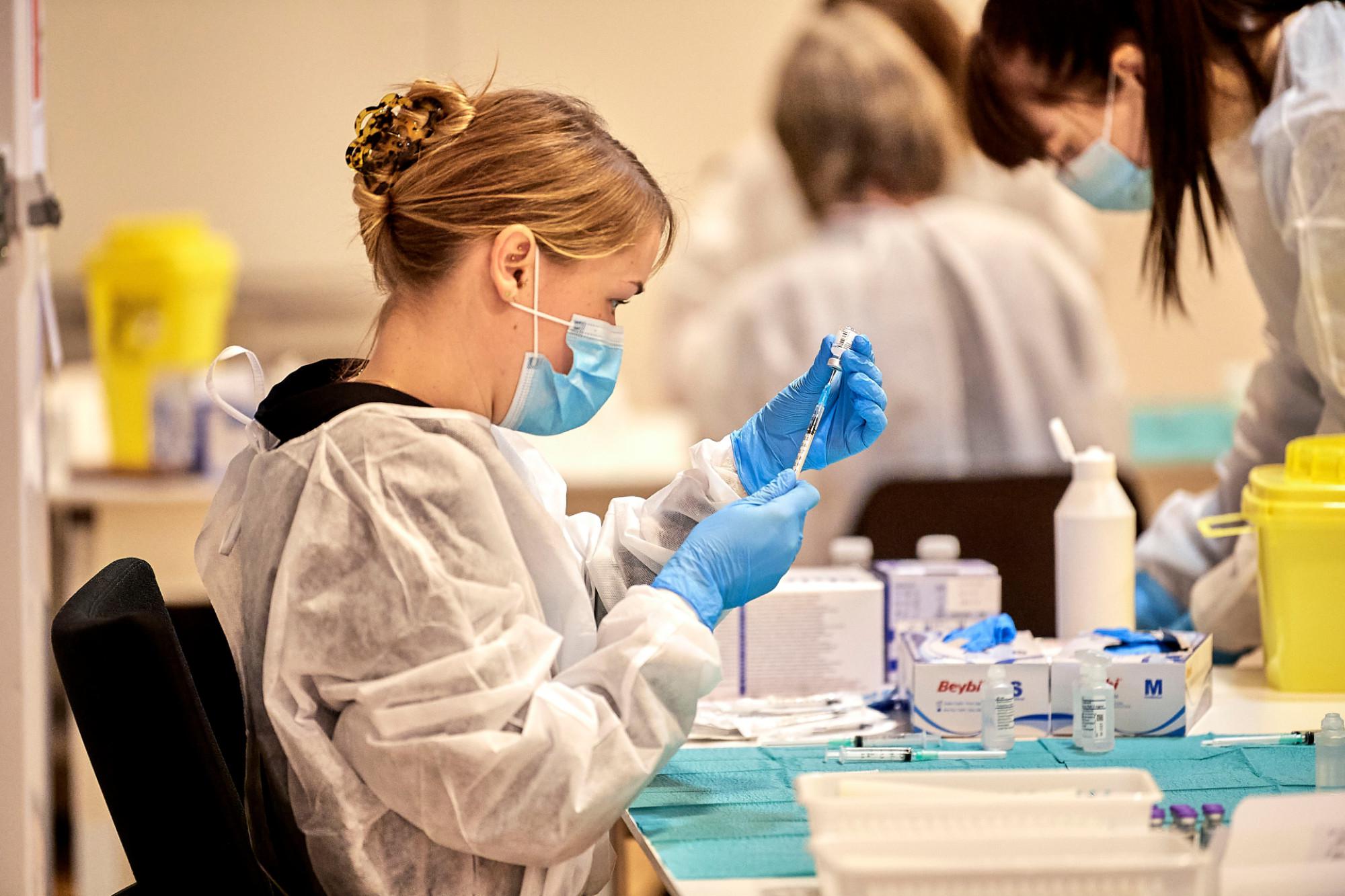 Covid, Iss: "Adottare misure protezione, vaccinarsi e fare richiami"