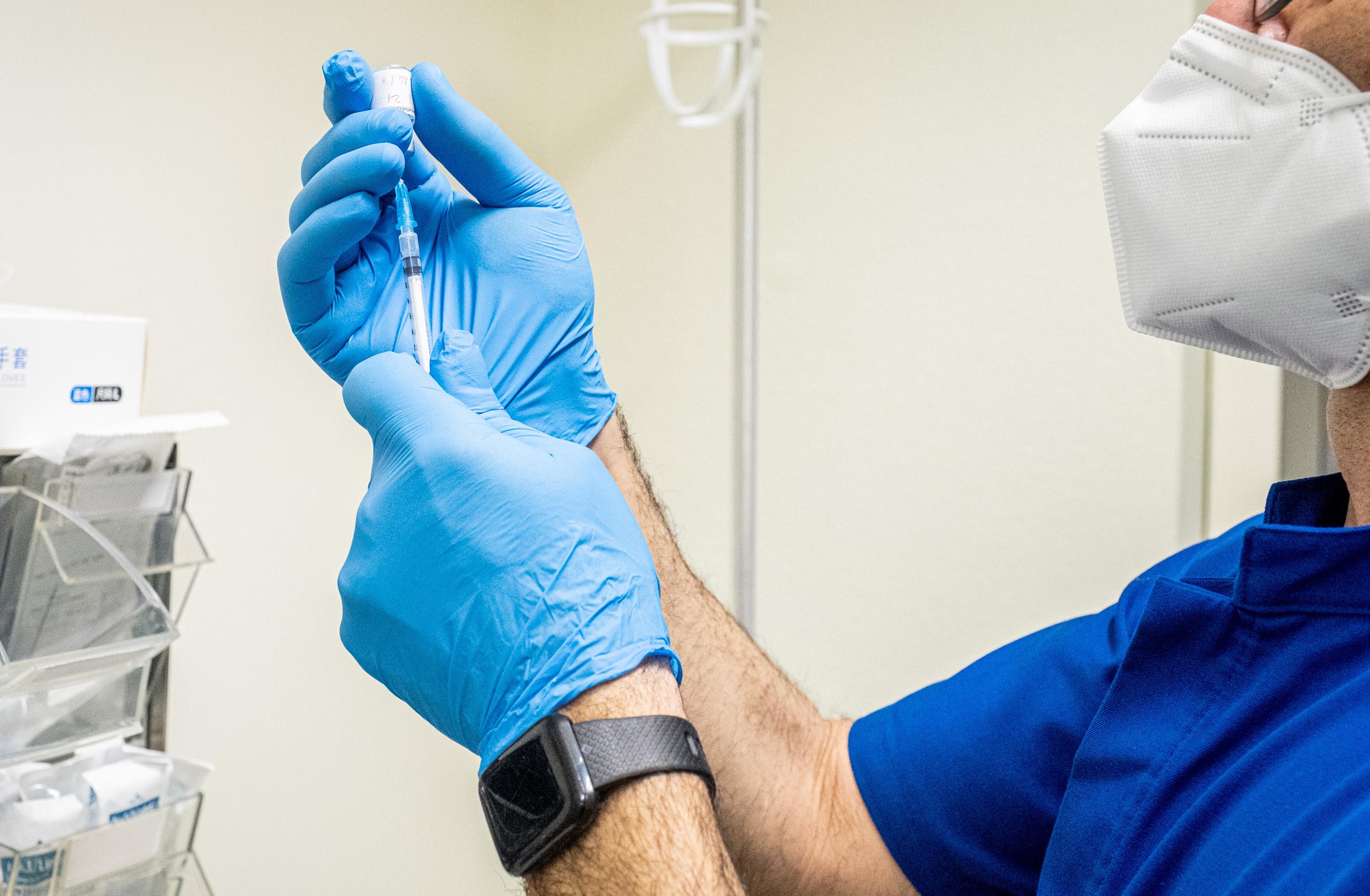 Covid, Iss: "Vaccini approvati proteggono da tutte le varianti"