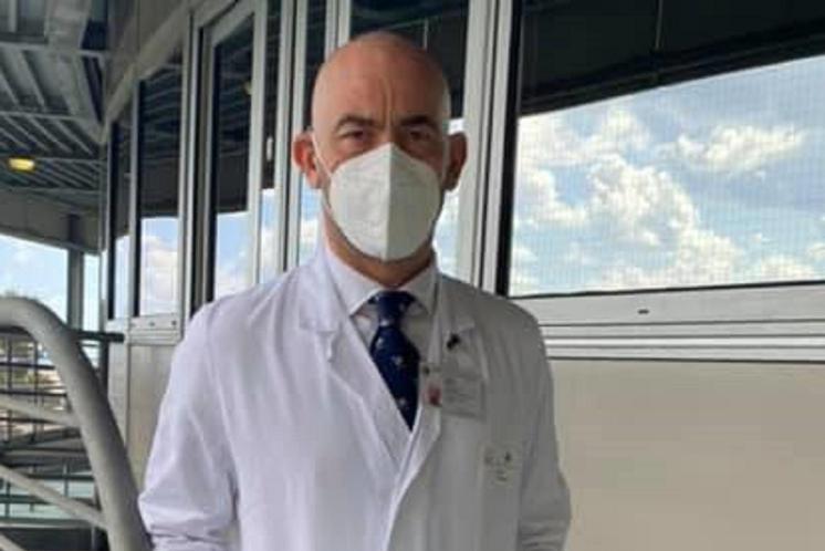 Covid Italia, Bassetti: "Omicron incontenibile, non si ferma con obblighi"