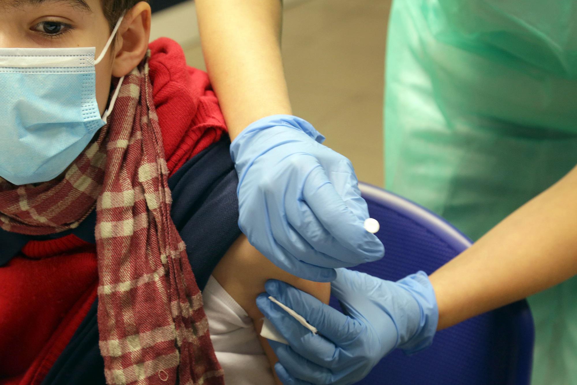 Covid Italia, Burioni: "Con Omicron più ricoveri tra i bimbi, vaccinateli"