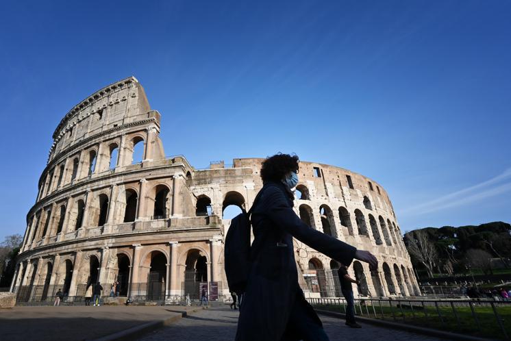 Covid Italia, cala Rt e scende l'incidenza
