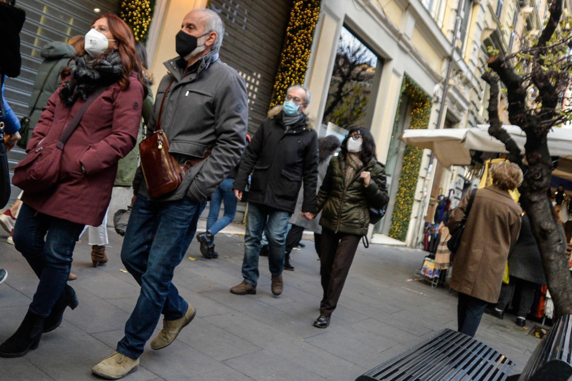 Covid Italia, circolare ministero: "Rafforzare sorveglianza e sequenziamento"