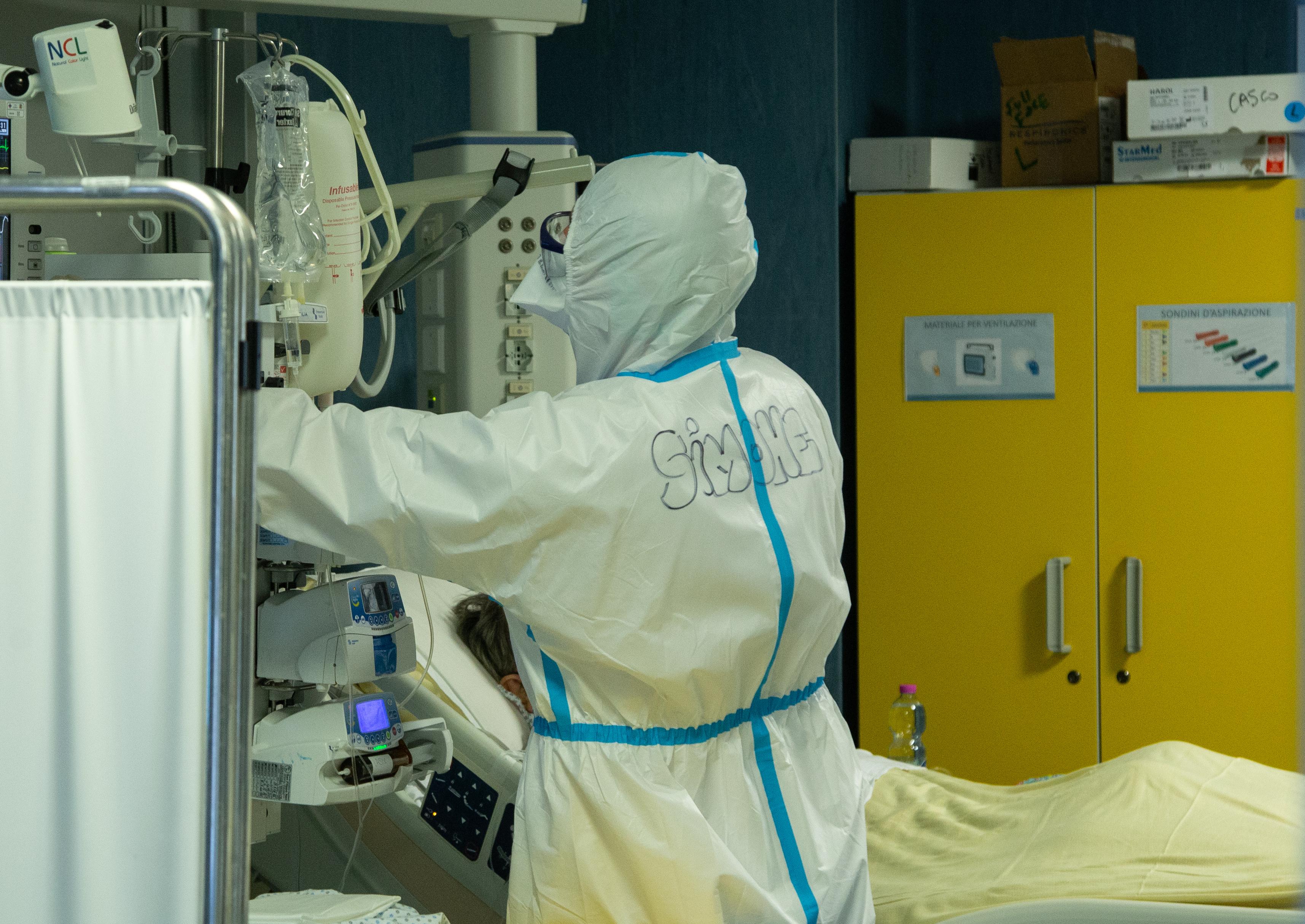 Covid Italia, Consulta: "Obbligo vaccino sanitari non irragionevole"