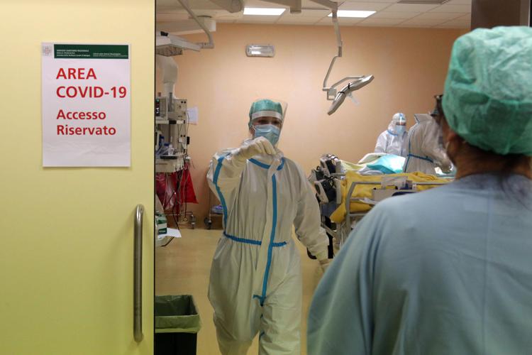 Covid Italia, in 10 regioni ricoveri sopra al 15%