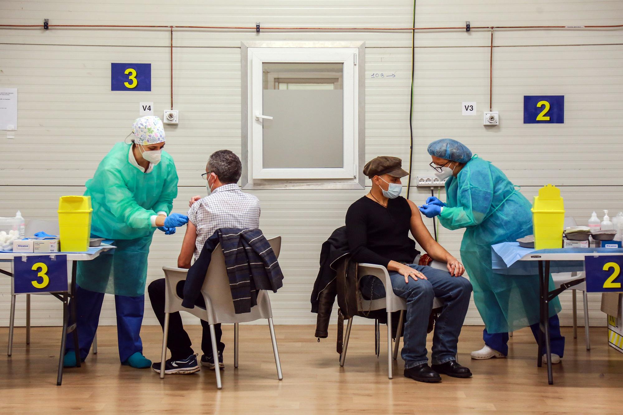 Covid Italia, in calo tutti i dati