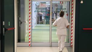 Covid Italia, Iss: "Aumentano reinfezioni: donne, giovani e sanitari più a rischio"