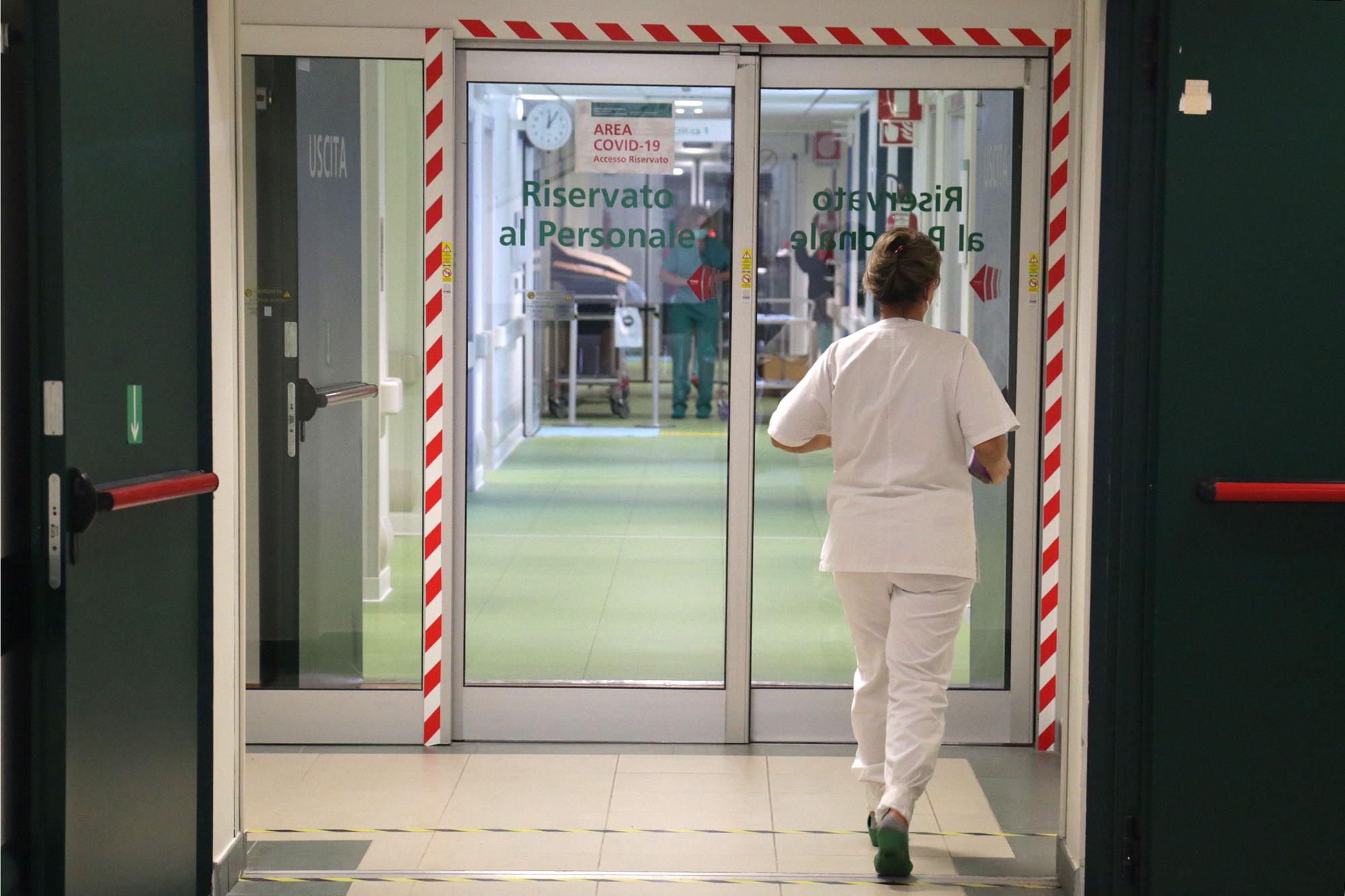 Covid Italia, Iss: "Aumentano reinfezioni: donne, giovani e sanitari più a rischio"