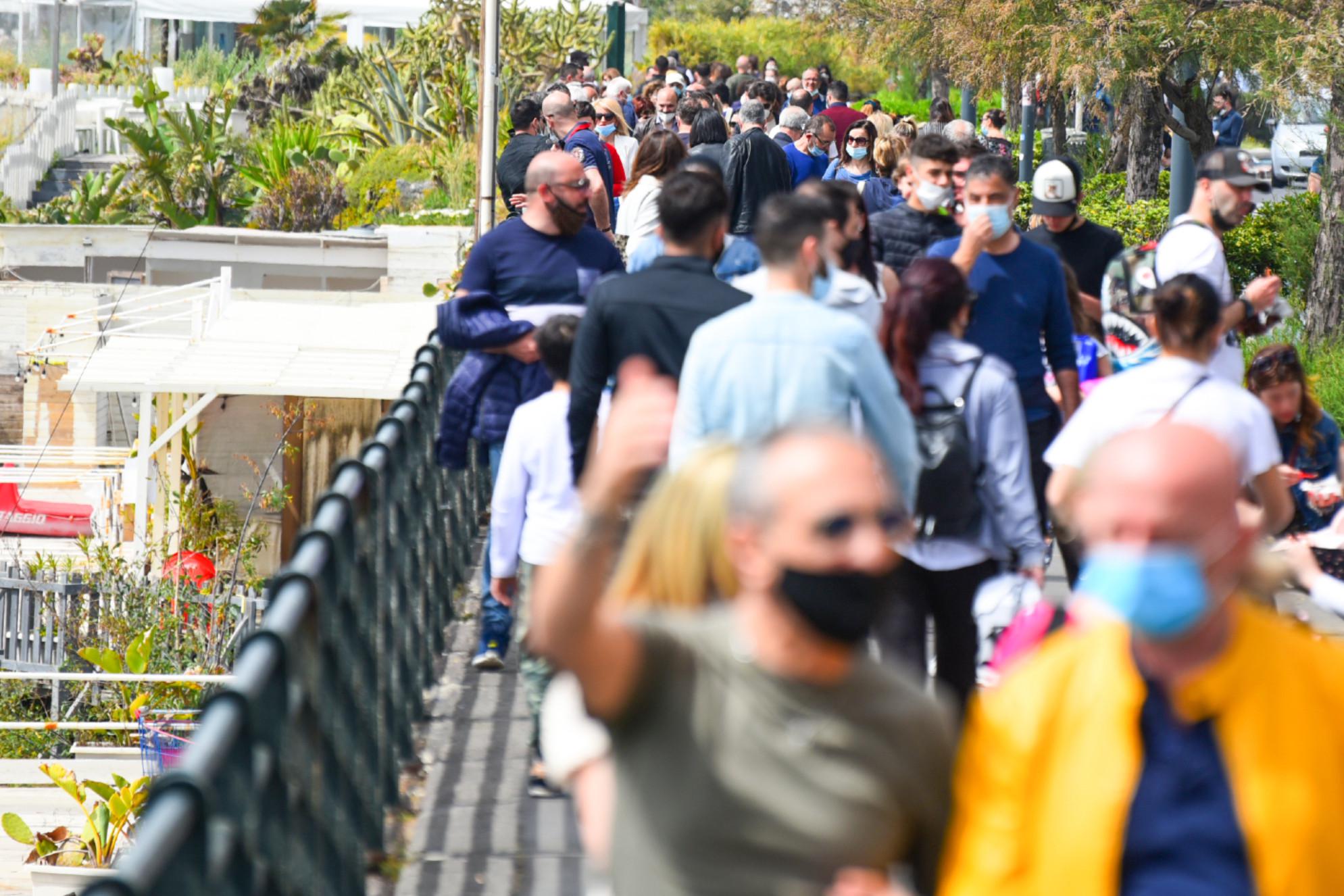 Covid Italia, Pregliasco: "Immunità di gregge è la meta, ma il virus resterà"