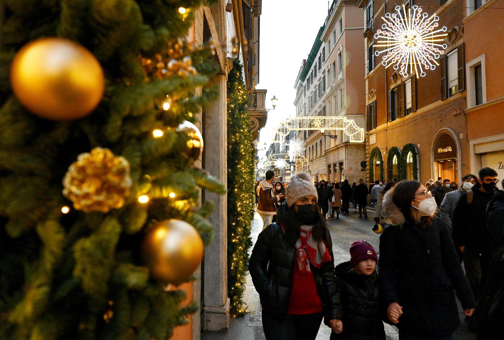 Covid Italia, Rt e incidenza in leggero aumento: ricoveri stabili