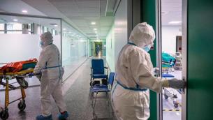 Covid Italia, sale pressione su ospedali: 9 regioni a rischio alto