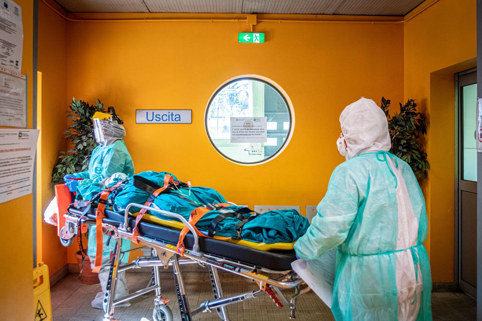 Covid Italia, schizza l'Rt e sale l'incidenza: variante Delta è prevalente