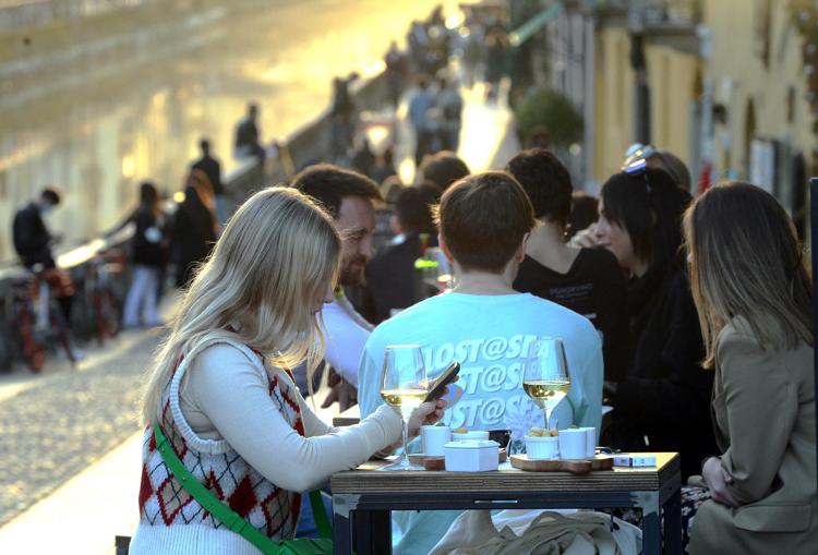 Covid Italia, situazione sotto controllo: in calo Rt, incidenza casi e reinfezioni