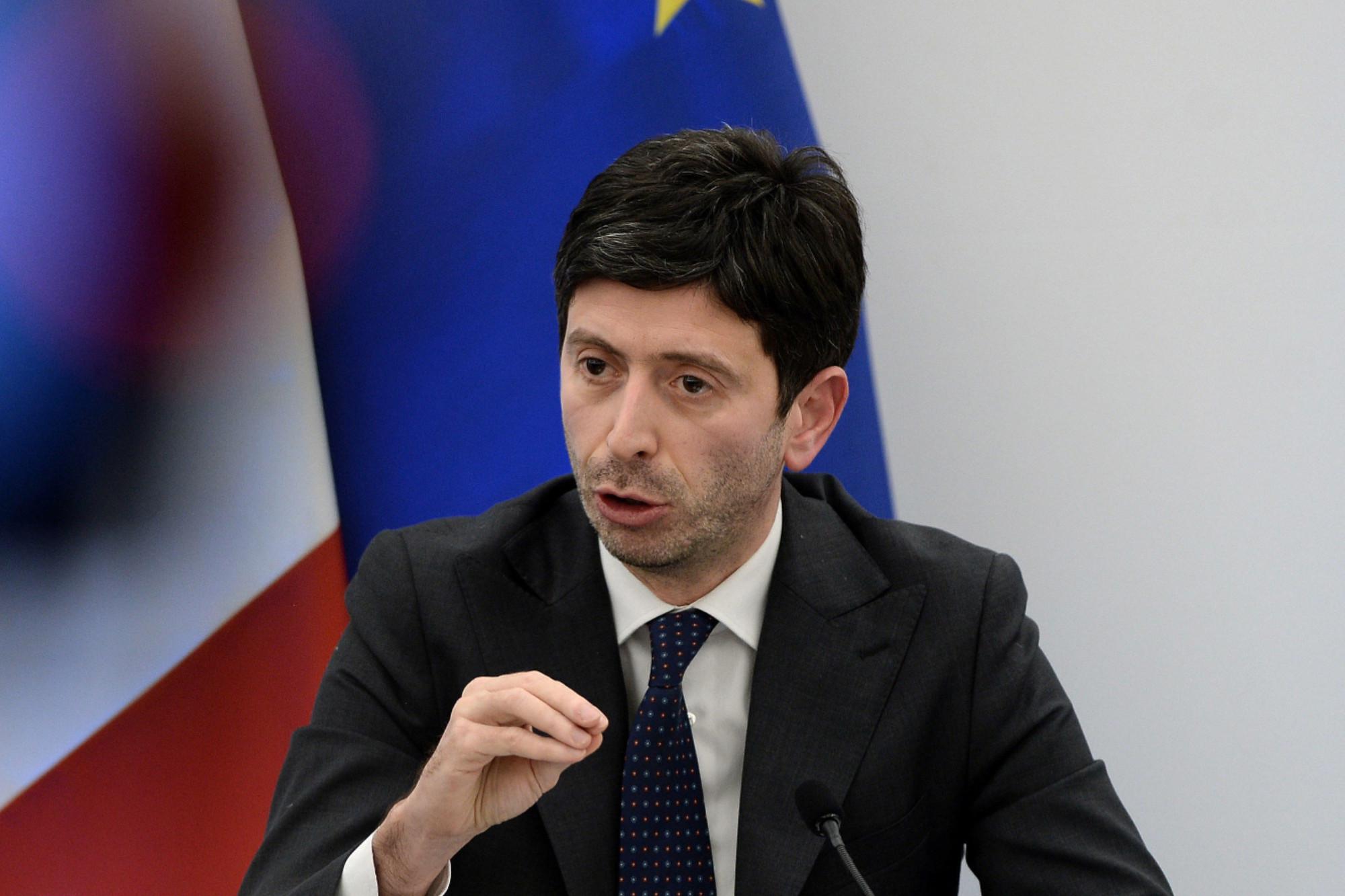 Covid Italia, Speranza: "Positivi devono stare a casa, quanti giorni lo sta valutando Css"