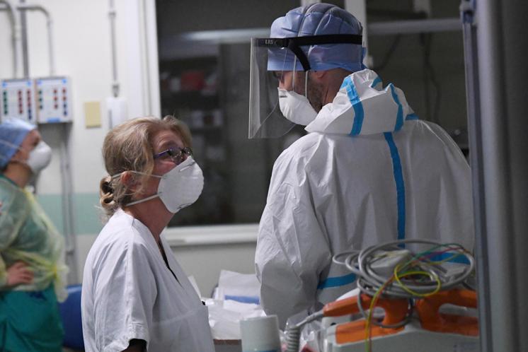 Covid Italia, terapie intensive sopra la soglia critica