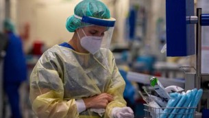 Covid Italia, tornano i tamponi per entrare in ospedali e Rsa: test a chi ha sintomi respiratori