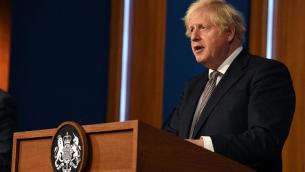 Covid, Johnson conferma: stop mascherine e distanziamento il 19 luglio