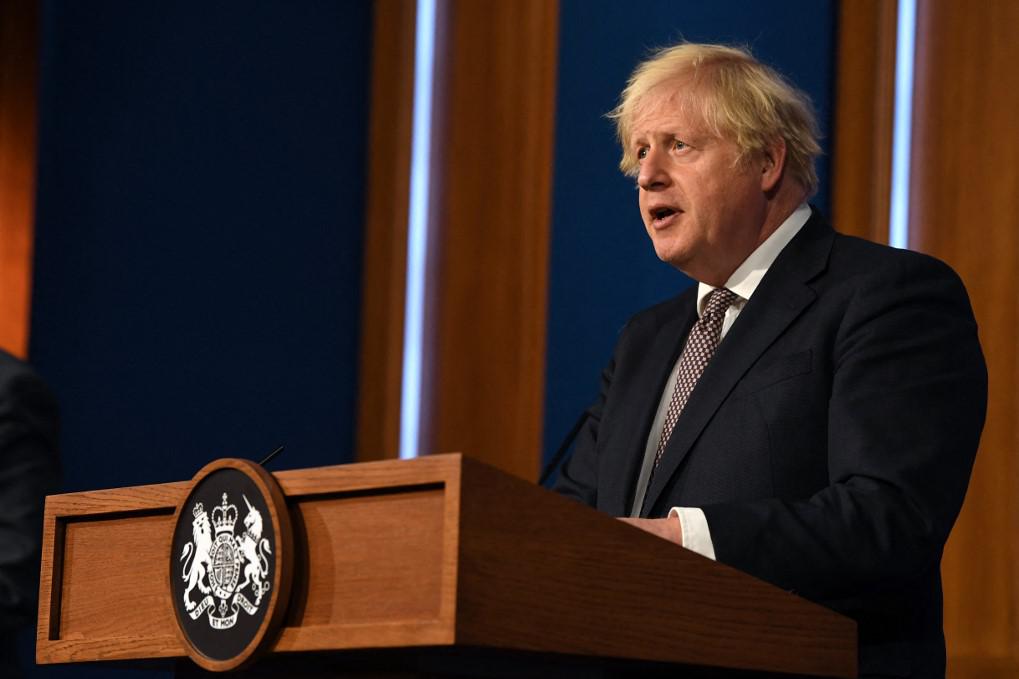 Covid, Johnson conferma: stop mascherine e distanziamento il 19 luglio