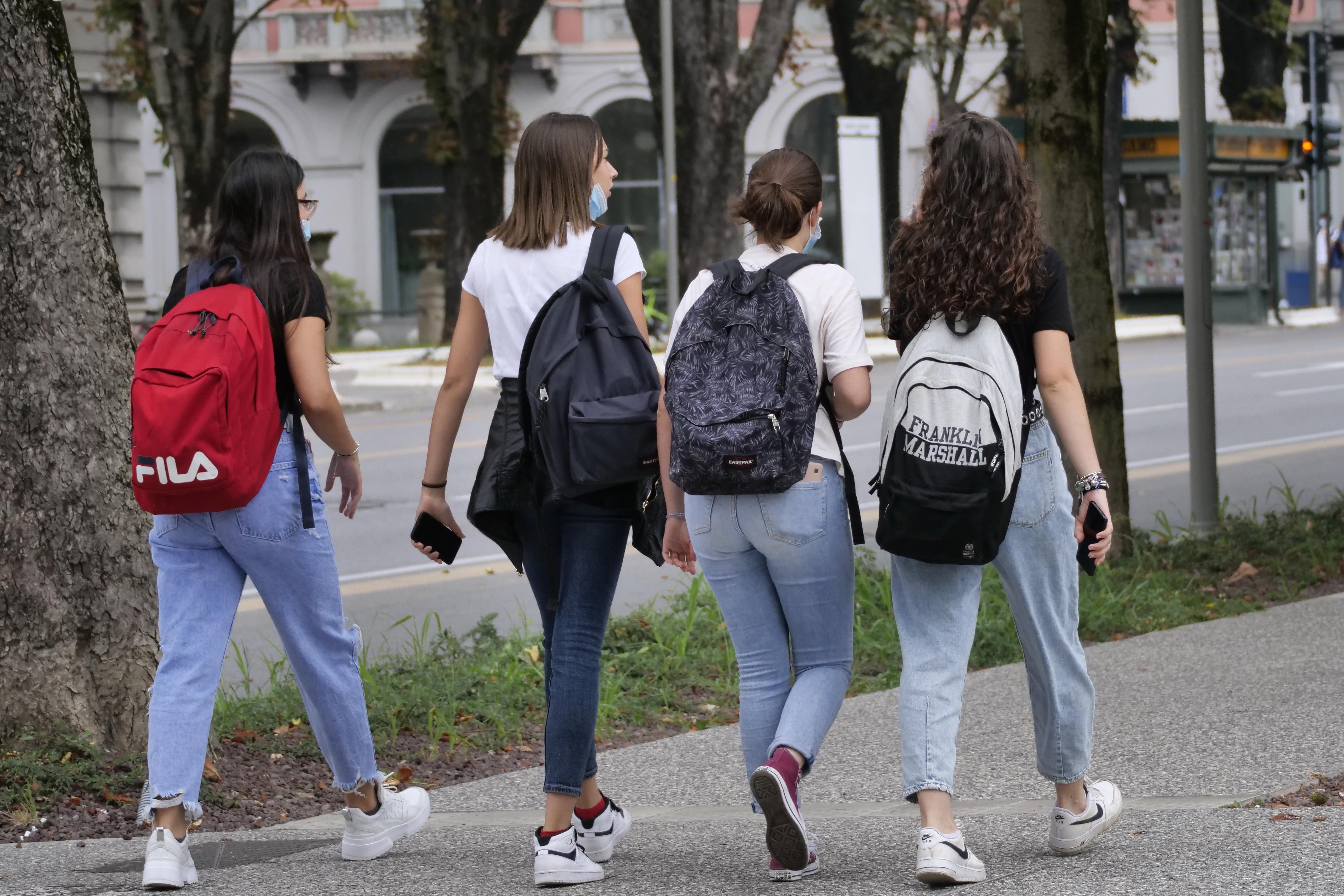 Covid, "la scuola è tra i luoghi più sicuri": lo studio