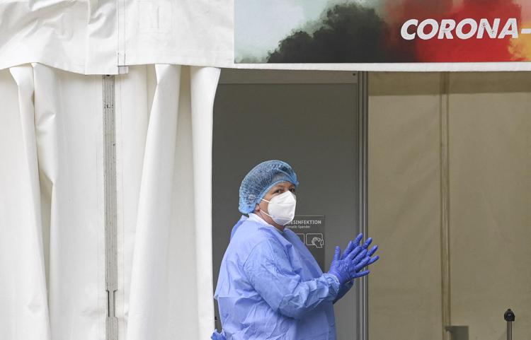 Covid, l'appello del dg Oms: "Resta minaccia per salute globale"